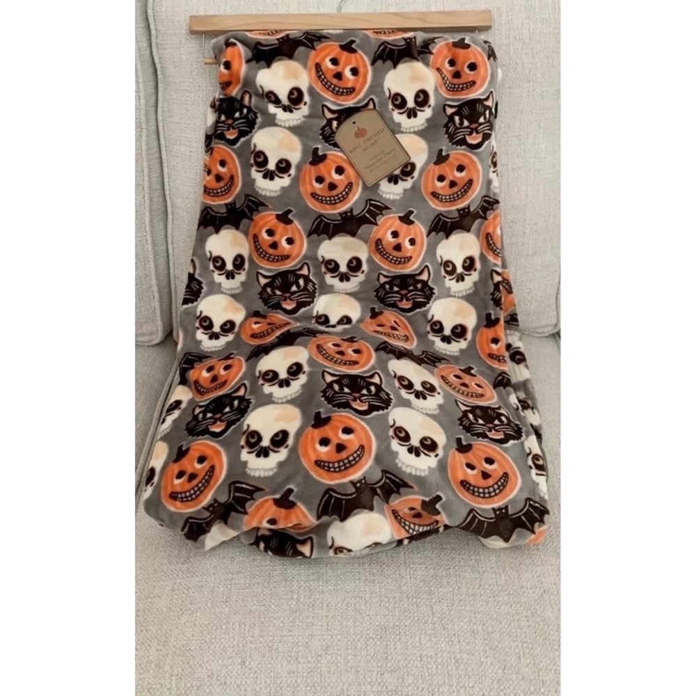 WELL DRESSED HOME Halloween Blanket